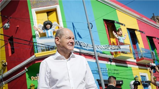 Scholz macht Druck für Handelsabkommen mit Südamerika Olaf Scholz besucht in Buenos Aires den Stadtteil La Baco. Im Hintergrund eine Skulptur von Diego Maradona.