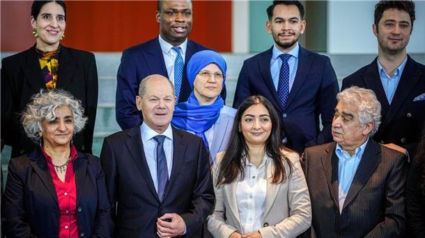 Rund eine halbe Million Demonstranten gegen rechts Olaf Scholz (erste Reihe, 2.v.l) und Reem Alabali-Radovan (2.v.r) nehmen am Treffen mit Vertreterinnen und Vertretern von Migrantenorganisationen sowie Netzwerken von Menschen mit Einwanderungsgeschichten teil.