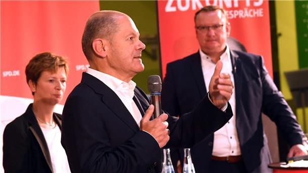 SPD in Bremerhaven und Bremen: Gibt es die Angst vor der Wahlschlappe? Mehrere Personen bei Wahlkampfveranstaltung