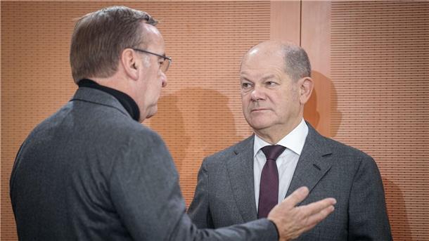 Mehrheit würde sich Kanzlerwechsel Scholz/Pistorius wünschen Olaf Scholz (r.) und Boris Pistorius während einer Sitzung des Bundeskabinetts im Bundeskanzleramt.