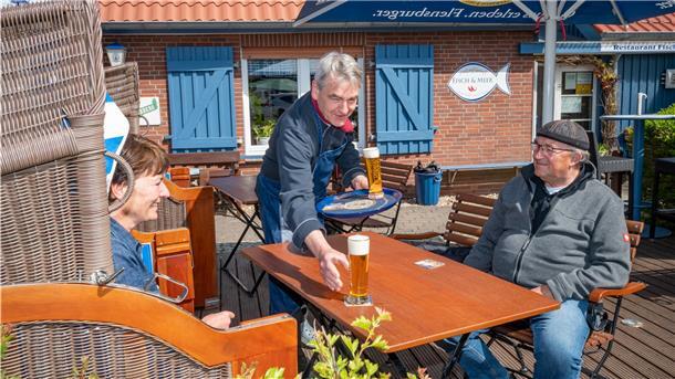 Olaf Wurm mit Katrin und Alfred Wilken in seinem Restaurant "Fisch & Meer" am Dorumer Tief.