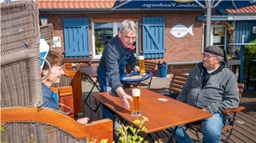 Olaf Wurm mit Katrin und Alfred Wilken in seinem Restaurant "Fisch & Meer" am Dorumer Tief.