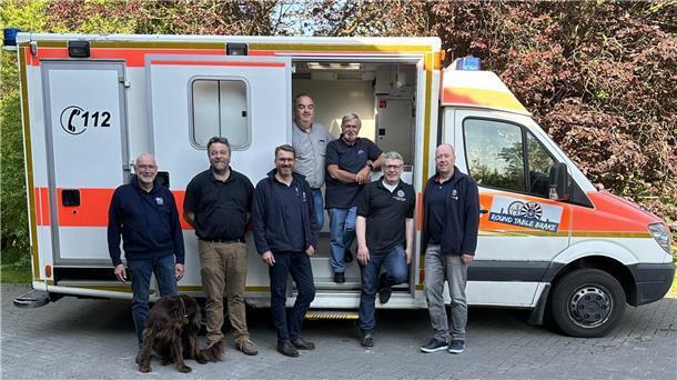 Old Tabler vor neuem Rettungswagen. Von links: Stephan Sauer, Jan Kruse, Kay Lutz Pakula, Jörn Wiards, Jürgen Boom, Peter Krahl und Karsten Korpis 