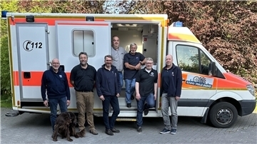 Old Tabler vor neuem Rettungswagen. Von links: Stephan Sauer, Jan Kruse, Kay Lutz Pakula, Jörn Wiards, Jürgen Boom, Peter Krahl und Karsten Korpis 