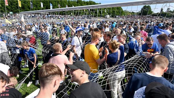 Oldenburg ist eine fußballverrückte Stadt. Nach dem Aufstieg in die dritte Liga wurde im Sommer das heimische Marschwegstadion gestürmt.