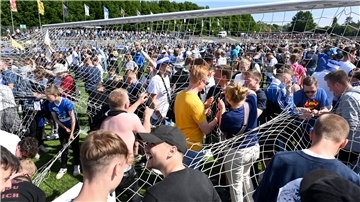 Oldenburg ist eine fußballverrückte Stadt. Nach dem Aufstieg in die dritte Liga wurde im Sommer das heimische Marschwegstadion gestürmt.