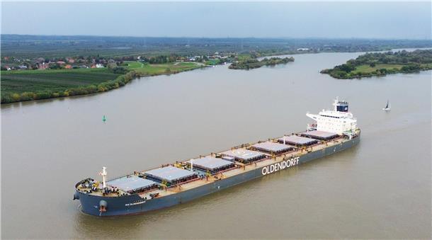 Die "Rik" auf der Elbe. Oldendorff Carriers und Salzgitter Flachstahl arbeiten beim Eisenerztransport künftig zusammen. Durch effizientere Routen und Technik sollen CO₂-Emissionen um 20 Prozent sinken.