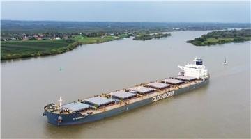 Die "Rik" auf der Elbe. Oldendorff Carriers und Salzgitter Flachstahl arbeiten beim Eisenerztransport künftig zusammen. Durch effizientere Routen und Technik sollen CO₂-Emissionen um 20 Prozent sinken.