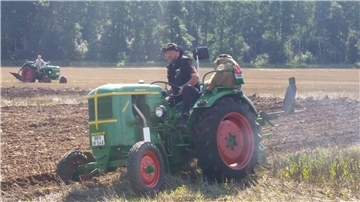 Oldtimer-Freund Otto Bauer sitzt auf seinem Deutz. Dieser und weitere Oldtimer werden beim „Frühling in Wilstedt“ am Heimathaus gezeigt.