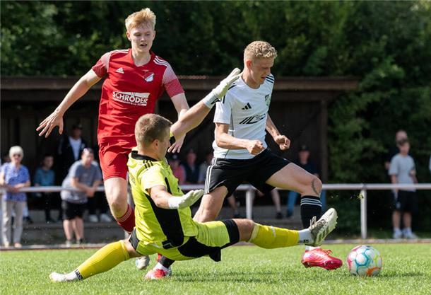 Starker Bezirksliga-Start: MTSV besiegt Ippensen/Wohnste deutlich Ole Brüggmann scheitert am starken MTSV-Keeper Patrick Ehlers, der seinen Kasten in dieser Partie komplett sauber hielt.