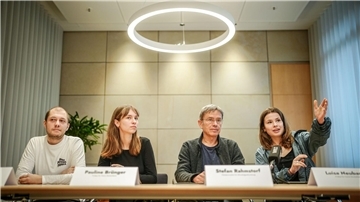 Ole Horn, Pauline Brünger von Fridays For Future, Stefan Rahmsdorf, Potsdam-Institut für Klimafolgenforschung, und Luisa Neubauer, ebenfalls Fridays For Future (v.l.n.r.).