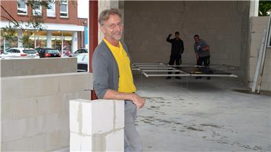 Ole von Thaden und Tom Melzer (hinten von links) schrauben die Bretter fest, die für Andreas Bruske (vorne) und seine Mitstreiter vom Verein "Alte Post-Bühne" die Welt bedeuten.