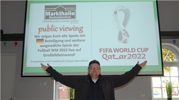 Oleg Wilhelm freut sich: Er hat die offizielle Lizenz der FIFA bekommen, um die Spiele der Fußball-Weltmeisterschaft in der Markthalle zeigen live zu können.