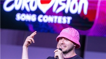 Oleh Psjuk vom Kalush Orchestra aus der Ukraine mit Anglehut. Im Jahr 2022 waren Fischerhüte, auch Bucket Hat (Eimer-Hut) oder Anglerhut genannt, der letzte Schrei.
