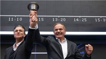 Oliver Blume und Lutz Meschke schwingen beim Börsengang der Porsche AG an der Frankfurter Börse die Börsenglocke.