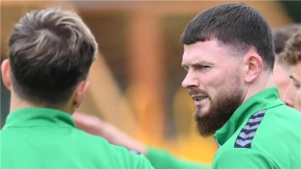 Oliver Burke (rechts) hängt sich bei Werder rein.