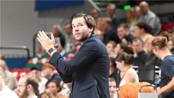 Oliver Elling setzt alles auf die Trainer-Karte Oliver Elling, Co-Trainer bei den Basketballer der Eisbären Bremerhaven