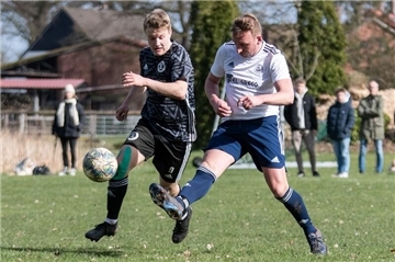 Oliver Heins (rechts, im Spiel gegen den TuS Zeven) und seine Mitspieler wollen mit einem Heimsieg gegen Bülstedt die Grundlage für eine erfolgreiche Rückrunde legen.