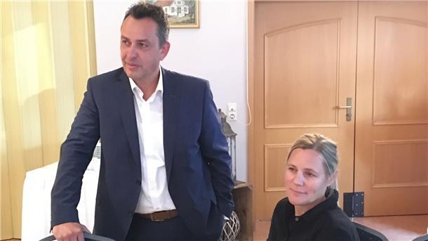 Oliver Lottke wartet mit Frau Anne auf die Ergebnisse aus seinem Wahlkreis.