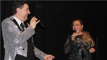 Ein Mann und eine Frau singen