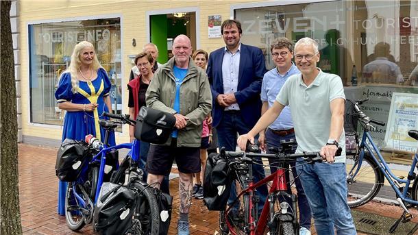 Unterwegs für kranke Menschen: Zeven empfängt Oliver Trelenberg Oliver Trelenberg (Mitte), Initiator der Aktion oli-radelt.de, wurde von der Stadt Zeven während seines Stopps in Zeven „offiziell“ begrüßt.