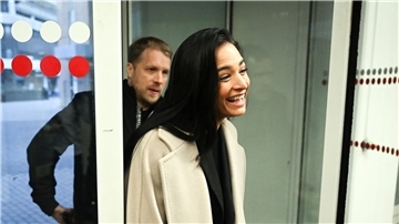 Oliver und Amira Pocher (r) bei ihrer Ankunft im Amtsgericht in Köln.