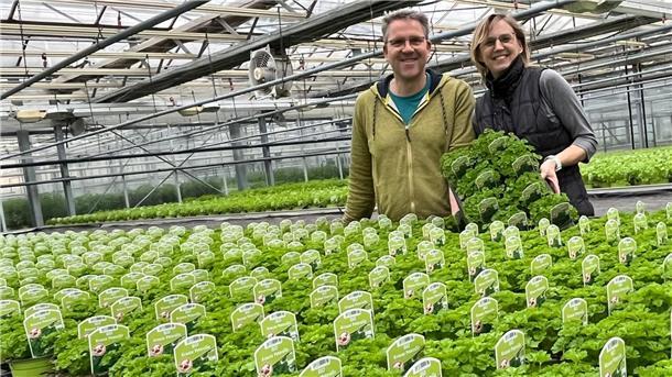 Oliver und Sonja Krebs sind stolz auf ihre gut wachsenden Bio-Kräuter.