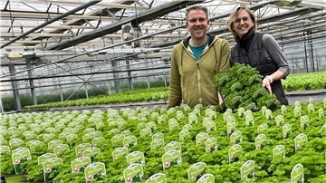 Oliver und Sonja Krebs sind stolz auf ihre gut wachsenden Bio-Kräuter.