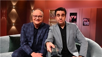 Oliver Welke (l) und Bastian Pastewka präsentieren „Welke & Pastewka - Wiedersehen macht Freude!“.