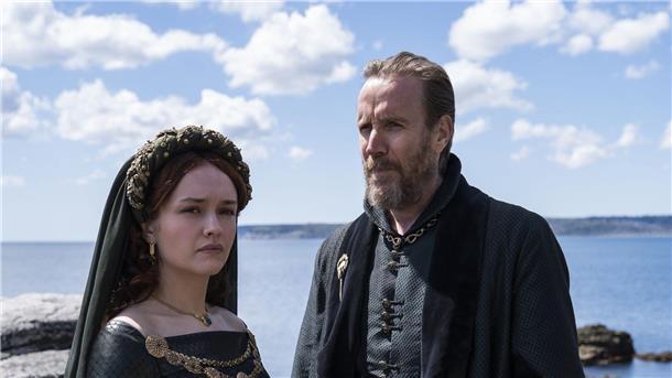 Was im Fernsehjahr 2024 zu erwarten ist Olivia Cooke als Alicent Hightower und Rhys Ifans als Otto Hightower in der Game of Thrones-Vorgeschichte „House of the Dragon“.