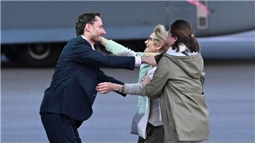 Olivier Vandecasteele (l) trifft seine Familie bei der Ankunft auf dem Militärflughafen Melsbroek.