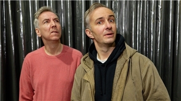 Olli Schulz (l) und Jan Böhmermann haben Spaß beim ESC.