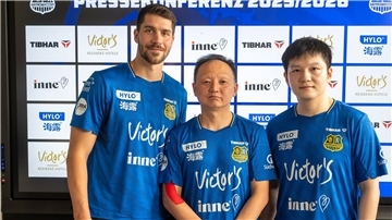 Olympiasieger Fan Zhandong (r) beim 1. FC Saarbrücken zusammen mit Trainer Wang Zhi (M) und seinem Teamkollegen Patrick Franziska. 