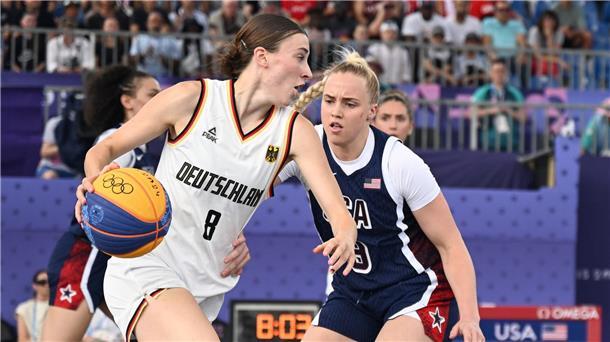 Olympiasiegerin Elisa Mevius (l) ist mit den deutschen 3x3-Basketballerinnen im EM-Viertelfinale ausgeschieden.