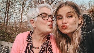 Oma sein ist für die Bremerhavenerin Evelyn Koschuth (links) eine Riesenfreude. Wie ihr geht es vielen Großeltern in der Region.