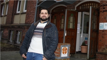 Omar Harb arbeitet für die Verbraucherzentrale.