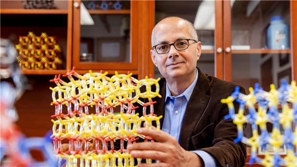 Omar Yaghi wuchs seiner Universität zufolge als Kind palästinensischer Flüchtlinge mit vielen Geschwistern in Amman ohne Elektrizität oder fließendes Wasser auf.