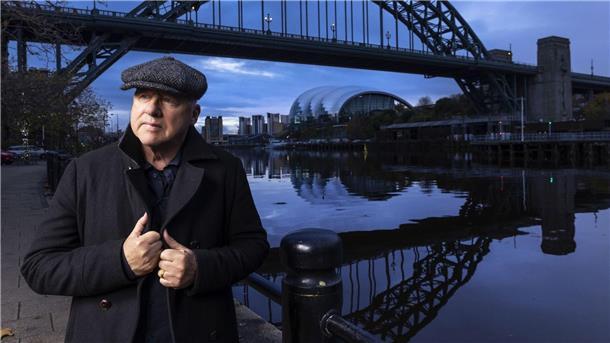 „One Deep River“: Mark Knopfler vor der Tyne Bridge.