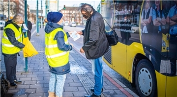 OP-Masken im Bus: Barbara Martin (Mitte) und Ute Renken-Sill verteilen den von Februar an vorgeschriebenen Schutz an Fahrgäste am Hauptbahnhof.
