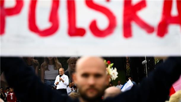 Oppositionsführer Donald Tusk spricht während des Marsches zur Unterstützung der Opposition gegen die populistische Regierungspartei Recht und Gerechtigkeit (PiS).