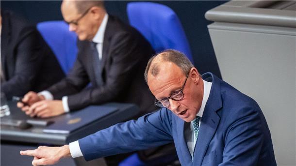 Oppositionsführer Friedrich Merz hat Bundeskanzler Olaf Scholz aufgefordert, zu Beginn des kommenden Jahres im Bundestag die Vertrauensfrage zu stellen.