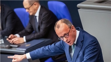 Oppositionsführer Friedrich Merz hat Bundeskanzler Olaf Scholz aufgefordert, zu Beginn des kommenden Jahres im Bundestag die Vertrauensfrage zu stellen.