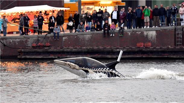 Orcaförmiges Boot "Seabreacher"