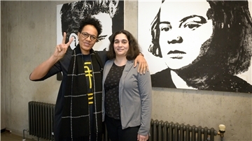 Organisatorin Christina Hegner (rechts) hat Dokumentarfilmerin Mo Asumang zum Geschwister-Scholl-Gedenktag nach Bremerhaven eingeladen.