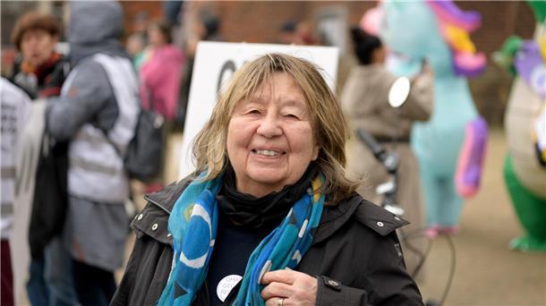 Nach den Stadtbild-Aussagen des Kanzlers: Demo in Bremerhaven Oma gegen rechts