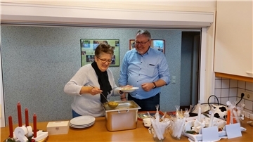 Ortrud Morick und Henning Dageförde vom DRK servierten am Starttermin deftige Erbsensuppe in Debstedt.
