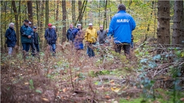 Bremerhavener Bürger beim Wald-Gang mit dem Naturschutzbund im Reinkenheider Forst Bremerhaven