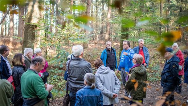 Ortsbegehung mit Bürgern, Interessengemeinschaft und Naturschutzbund im Reinkenheider Forst. Im Bild: Nabu-Vertreter So¨nke Hofmann (Mitte) sprach mit den Anwohnern.