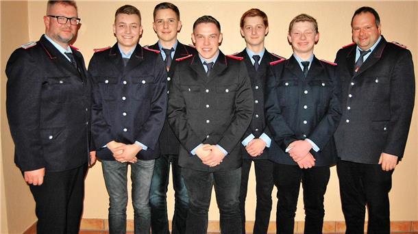 Wense kennt keine Nachwuchssorgen Ortsbrandmeister Heiko Peper (links) und Stellvertreter Stefan Müller mit den jungen Kameraden Marcel Müller, Julian Poppe, Kersten Schäfer, Justus Poppe und Eike Viebrock.