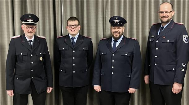Ortsbrandmeister Peter Martens (links) freut sich über Steffen Timm (Zweiter von rechts), der jetzt stellvertretender Ortsbrandmeister in Rockstedt ist.